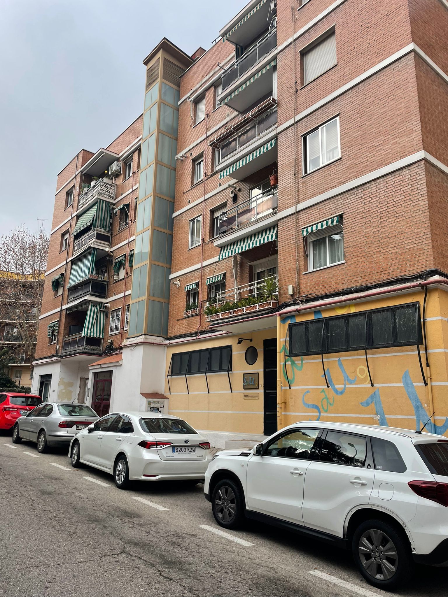 Ascensor instalado en el exterior de Finca