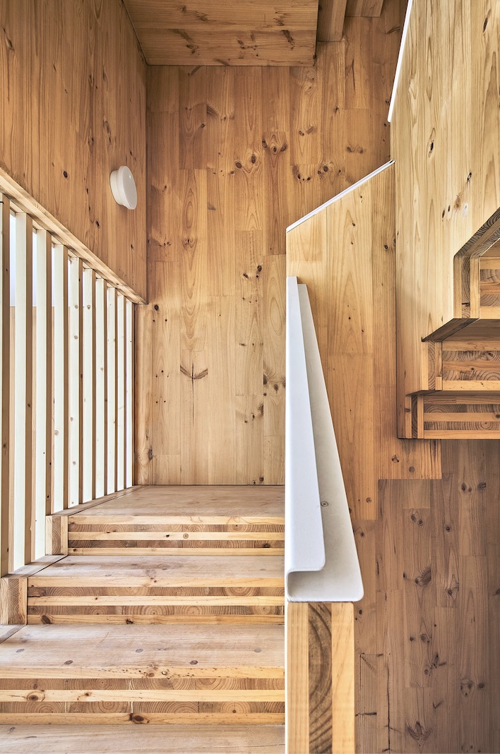 85 viviendas sociales en Cornellá del estudio Peris+Toral Arquitectes, detalle escalera de madera.