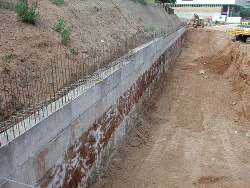Construcción de muro de contención.jpg