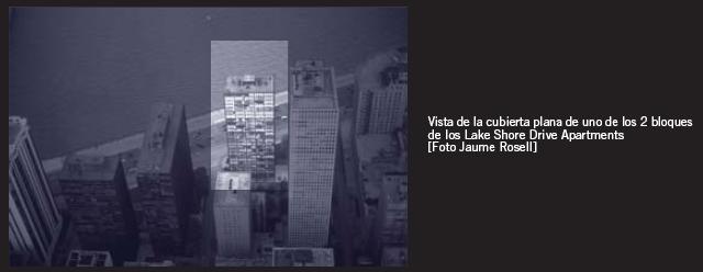 Vista de la cubierta plana de uno de los bloques de los Lake Shore Drive Apartments.JPG