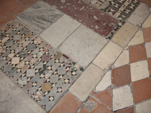 [http://www.flickr.com/photos/41099823@N00/279730001/ Pavimento de Piedra en diversos colores y formas]
