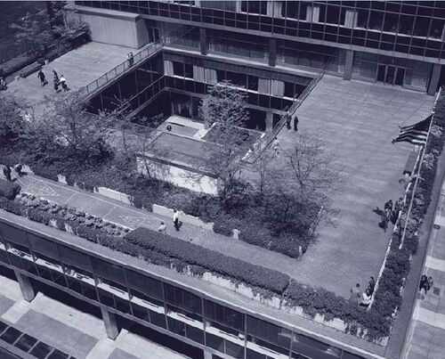 Cuerpo bajo aterrazado de los Lever Brothers Company Headquarters. Lever House, New York.JPG