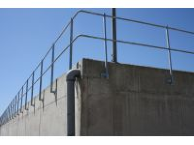 Instalación de barandillas en un depósito de agua