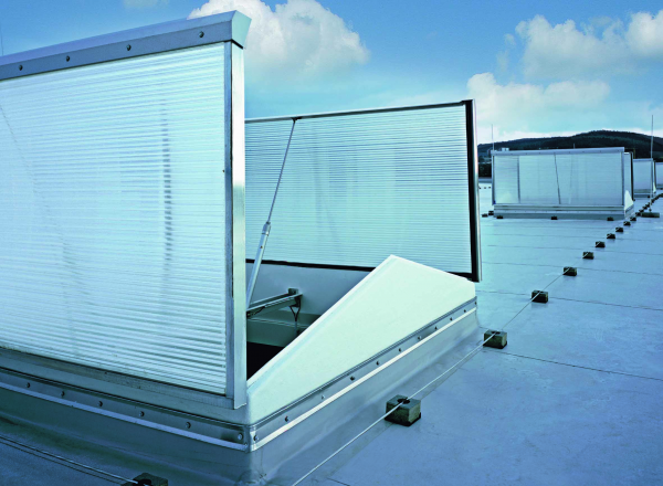 Exutorios o aireadores de doble hoja LAMILUX serie DK con alta eficien
