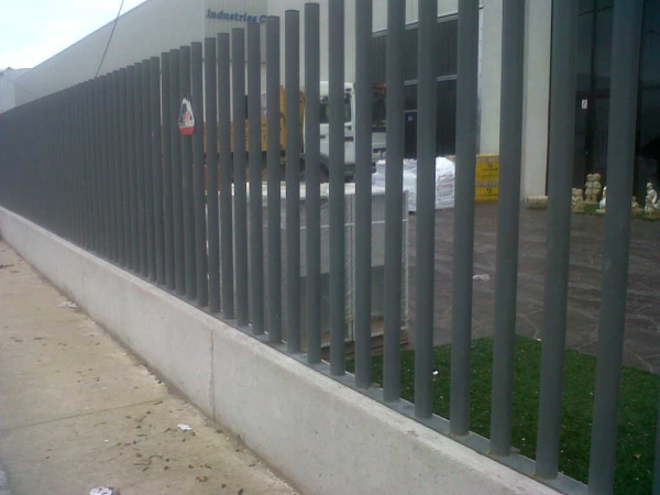 Vallas con verjas de hierro