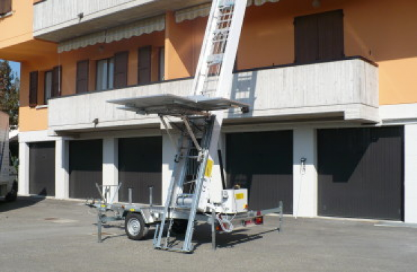 Elevador mudanzas sobre remolque DEDALO