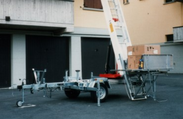 Elevador mudanzas sobre remolque MAGICA 2000
