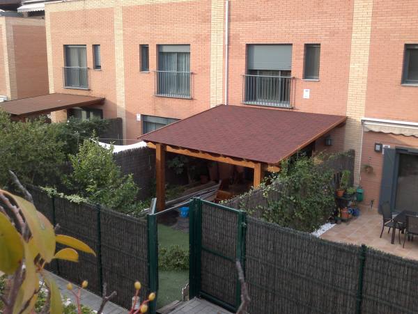Pergola adosada cubierta con toldo acrilico 