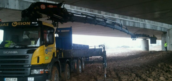 Camión con grúa hidráulica (con JIB)